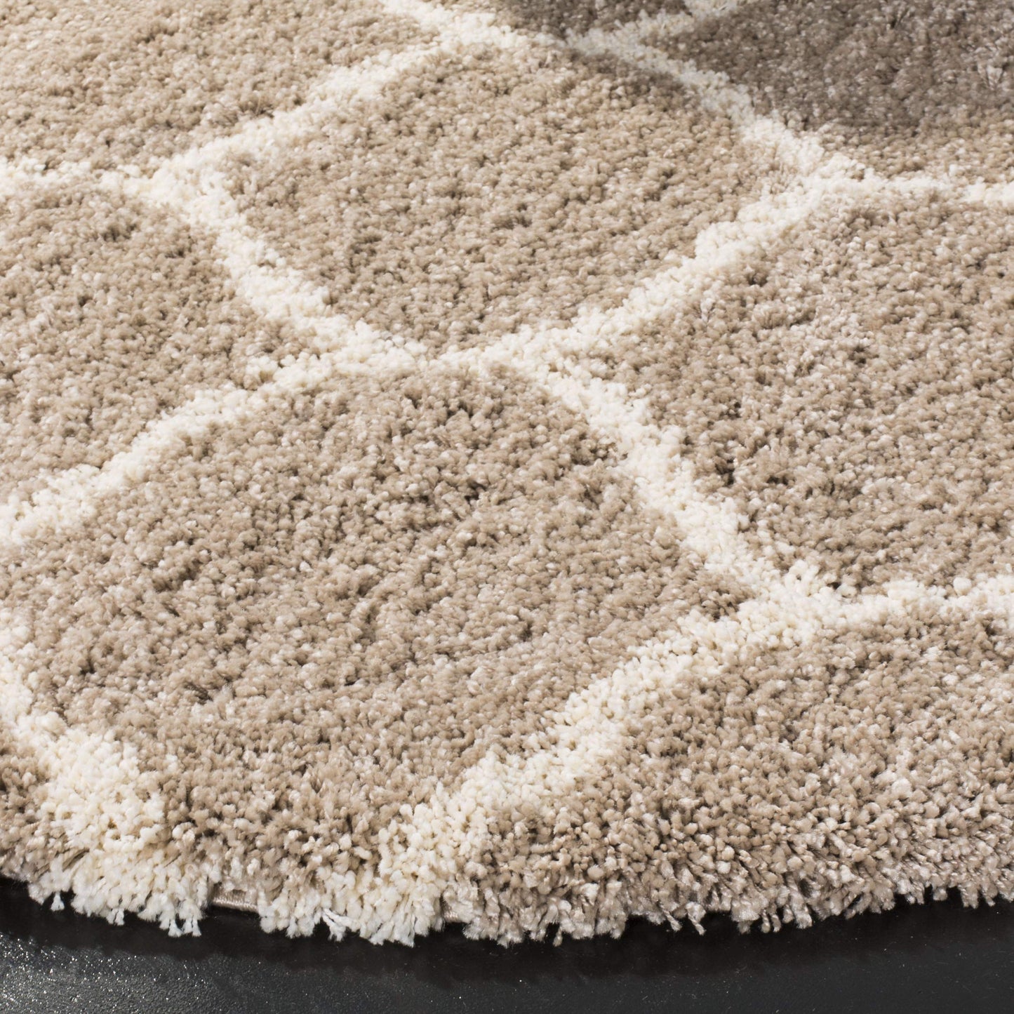 SAFAVIEH Hudson Shag Collection Area Rug - 6' x 9', Beige & Ivory, Moroccan Ogee Trellis Design, Non-Shedding & Easy Care, 2-inch Thick Ideal for High Traffic Areas in Living Room, Bedroom (SGH280S)