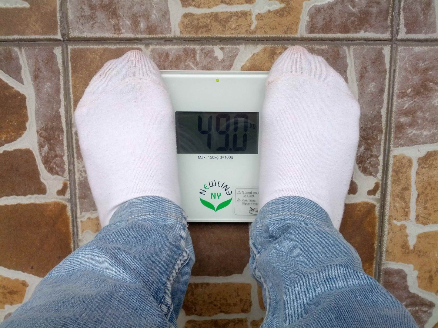 NewlineNY Step On Super Mini Smallest Travel Bathroom Scale with Protection Sleeve: NY-SMS-S001-BG + SBB0638SM-WH Off White
