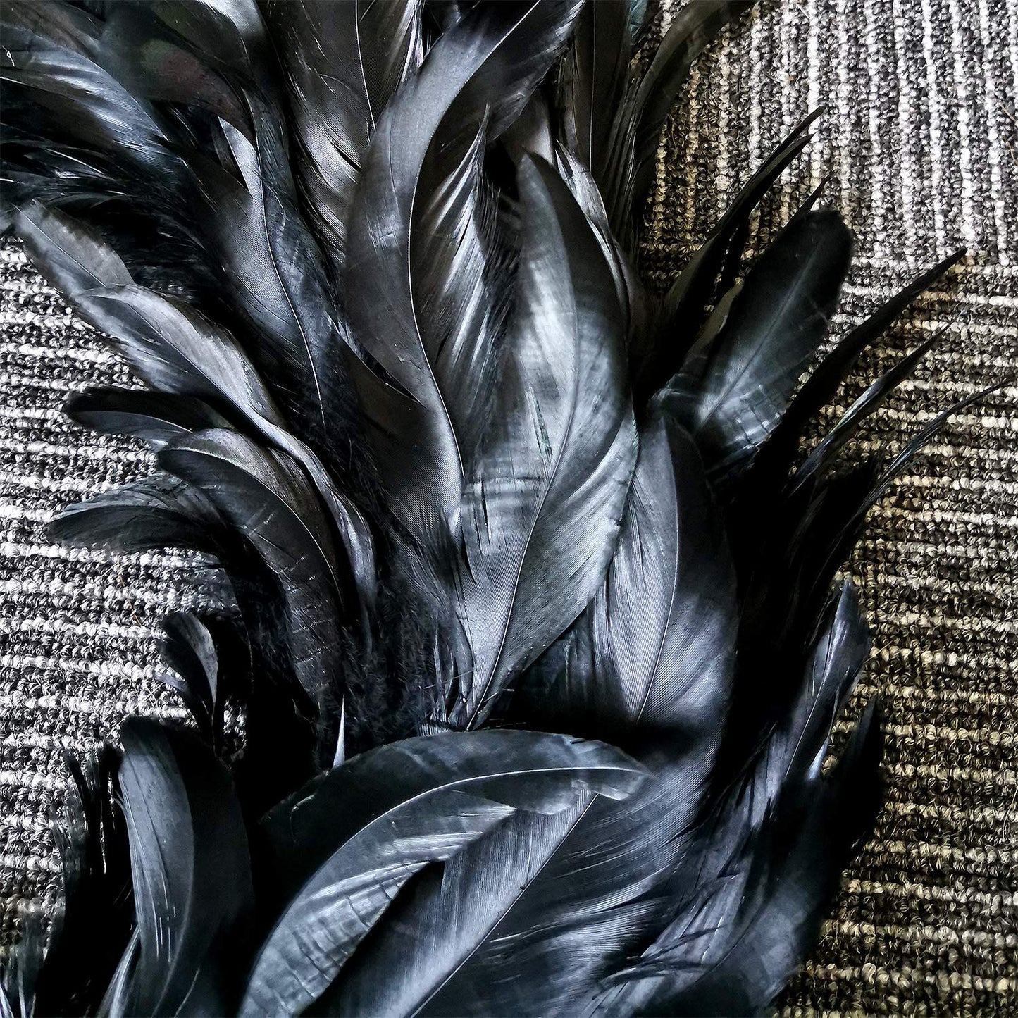 MOVINPE Black Feather Wreath - 14.9'' Natural Cocktail Feather Wreath, Halloween Photo Props, Front Door Decor Witch Spooky Scene Party Decorations