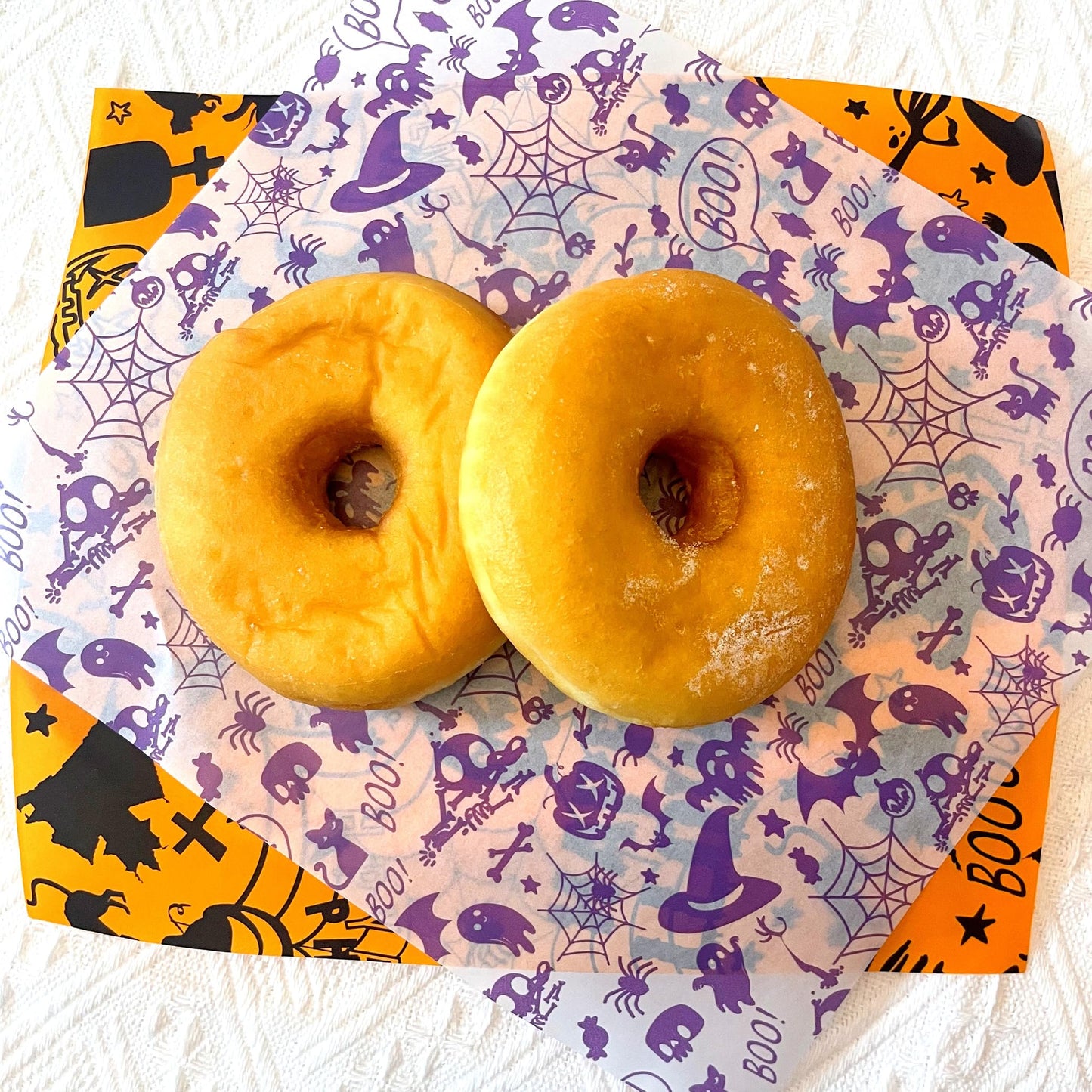 Suiwen 300pcs Halloween Wax Paper Sheet, Food Picnic Printed with Ghost, Spider, Pumpkin and Spiderweb, Greaseproof, Waterproof Dry Hamburger Liners Wrapping Tissue (Black, Purple&Orange)