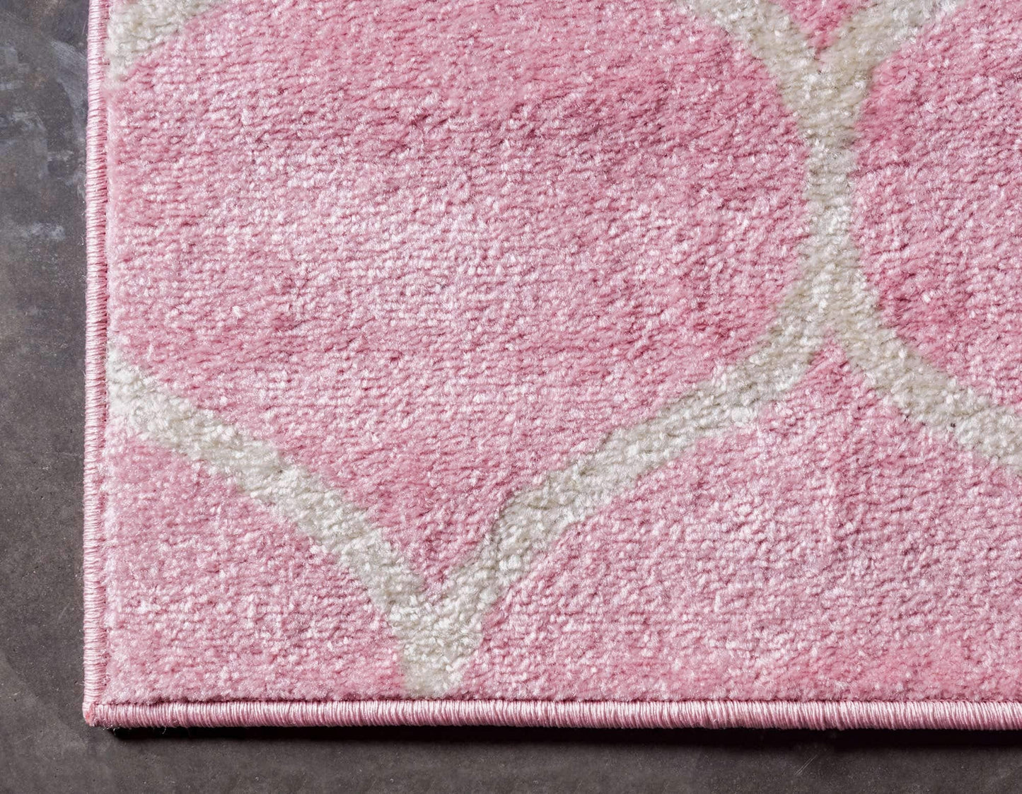 Unique Loom Trellis Frieze Collection Area Rug - Rounded (4' 1" x 6' 1", Light Pink/ Ivory)