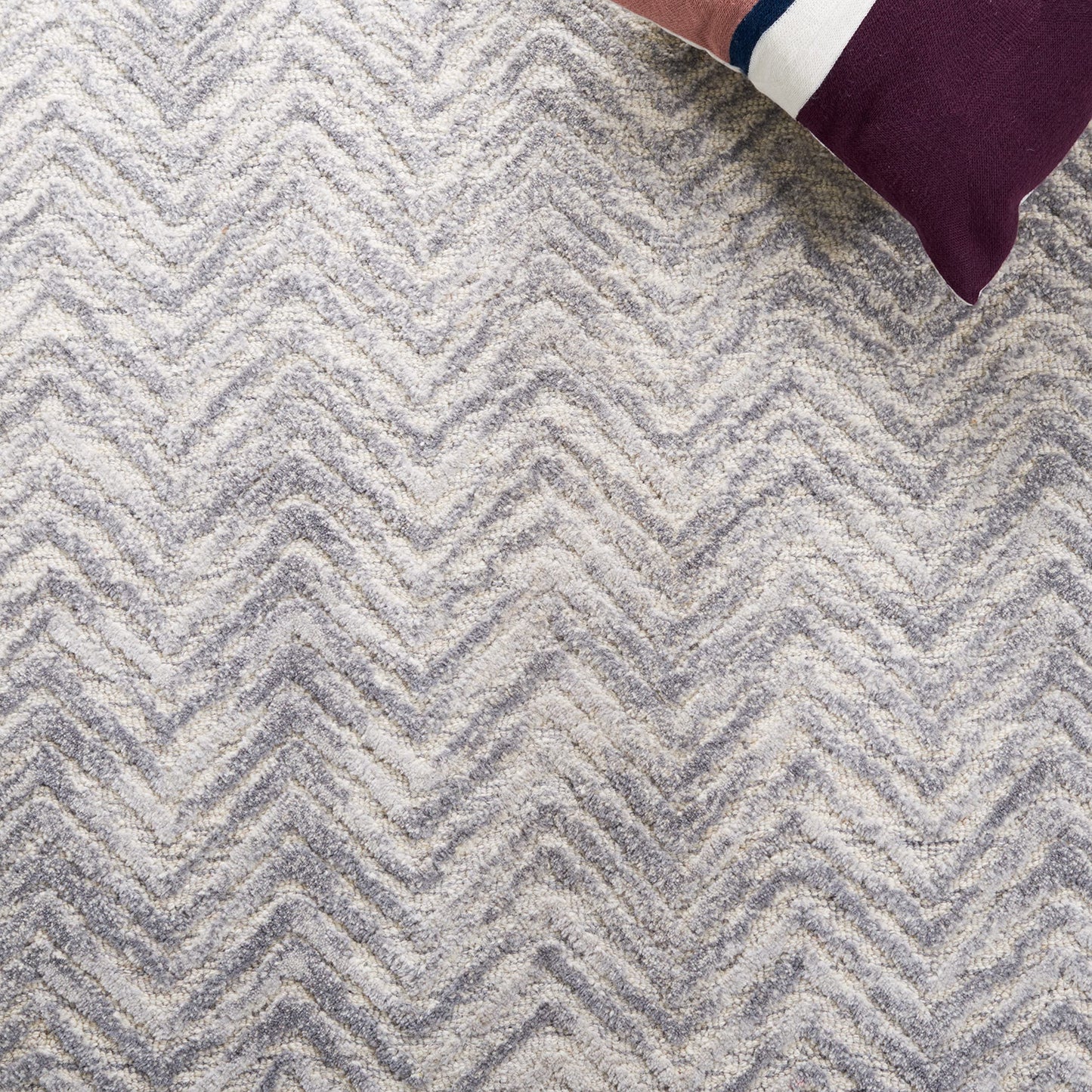 SAFAVIEH Metro Collection Accent Rug - 3' x 5', Silver, Handmade Chevron Wool, Ideal for High Traffic Areas in Entryway, Living Room, Bedroom (MET181G)
