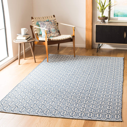 SAFAVIEH Montauk Collection Accent Rug - 4' x 6', Ivory & Navy, Handmade Flat Weave Boho Farmhouse Cotton, Ideal for High Traffic Areas in Entryway, Living Room, Bedroom (MTK333B)