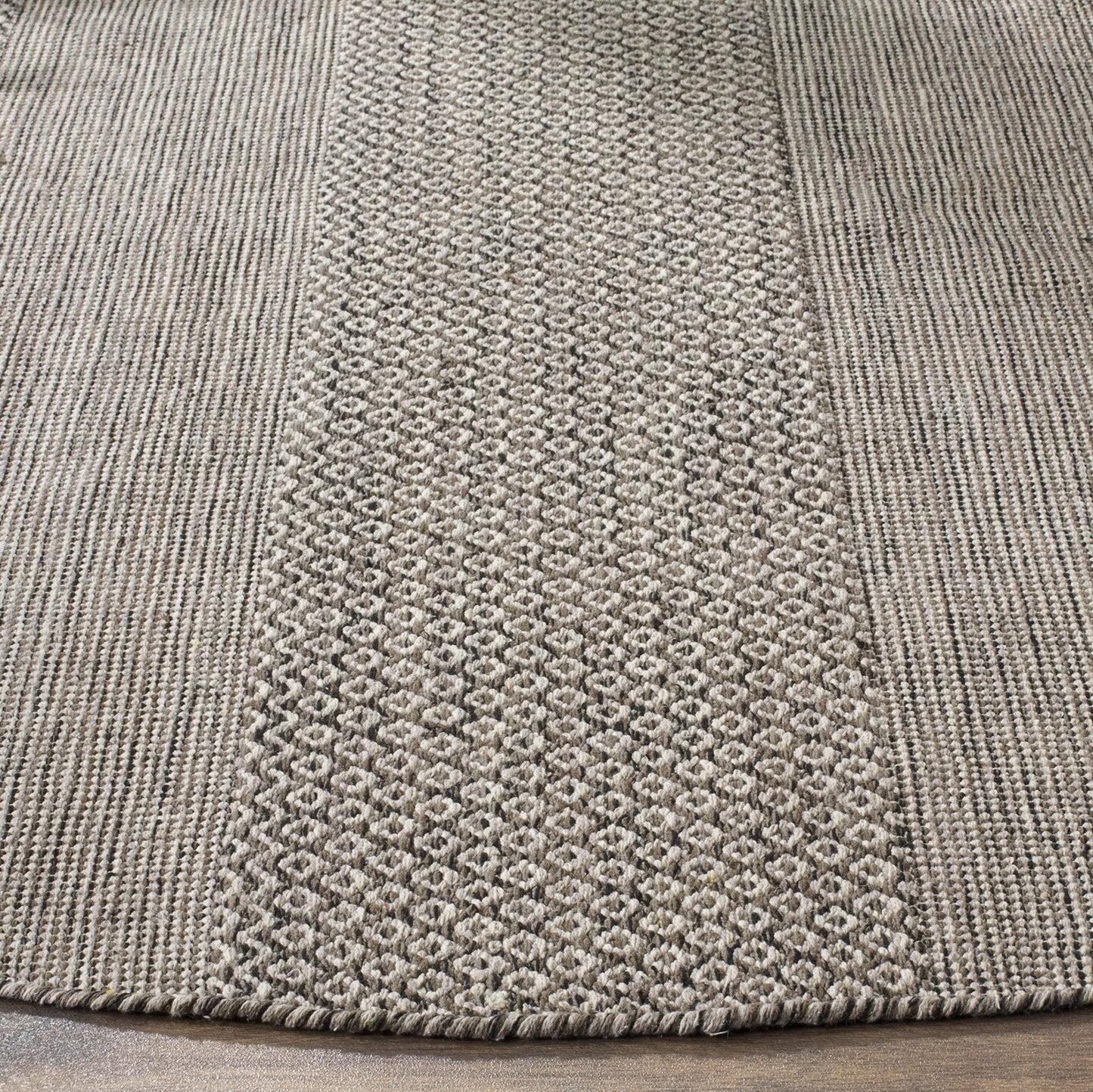 SAFAVIEH Montauk Collection Area Rug - 8' Round, Ivory & Anthracite, Handmade Flat Weave Boho Farmhouse Cotton Tassel Fringe, Ideal for High Traffic Areas in Living Room, Bedroom (MTK330N)