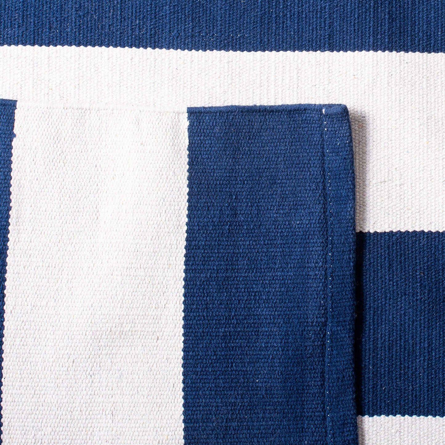 SAFAVIEH Montauk Collection Area Rug - 6' x 9', Navy & Ivory, Handmade Flatweave Cotton, Woven Texture, Farmhouse Stripe Pattern, Ideal for Living Room, Bedroom, Dining Space (MTK712H)