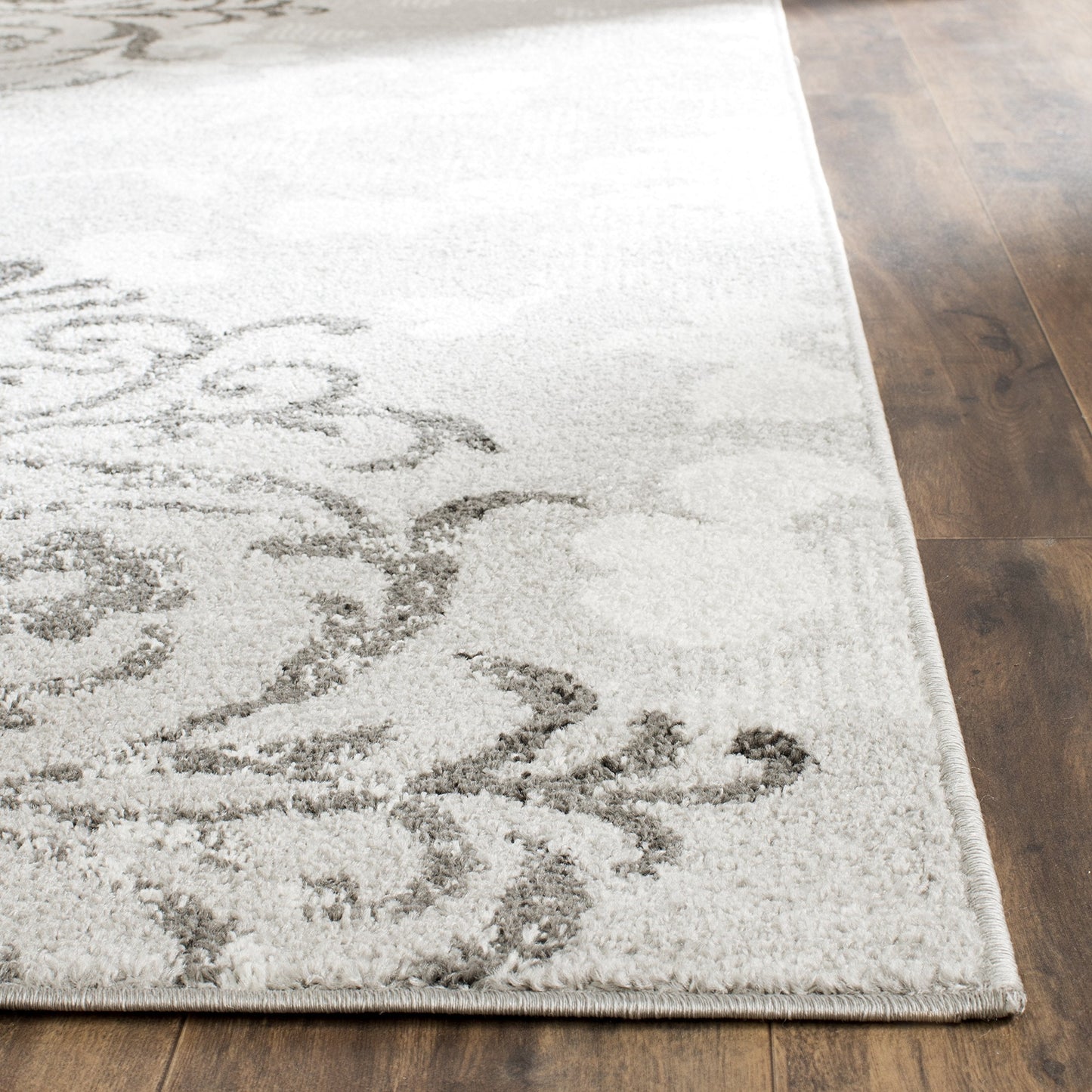 SAFAVIEH Adirondack Collection Area Rug - 6' x 9', Silver & Ivory, Floral Glam Damask Distressed Design, Non-Shedding & Easy Care, Ideal for High Traffic Areas in Living Room, Bedroom (ADR114B)