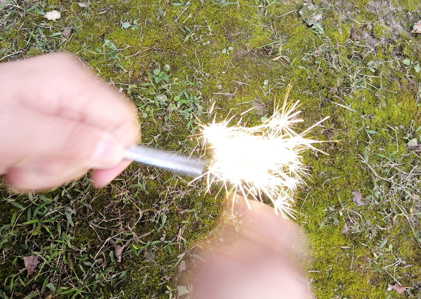 Emergency Magnesium Fire Starter Kit – 6 Bags of Pure Magnesium Shavings + Ferro Rod with 2000 or More Strikes in Waterproof Tin Box – Survival Tool for Camping, Bushcraft, Outdoor, Hiking