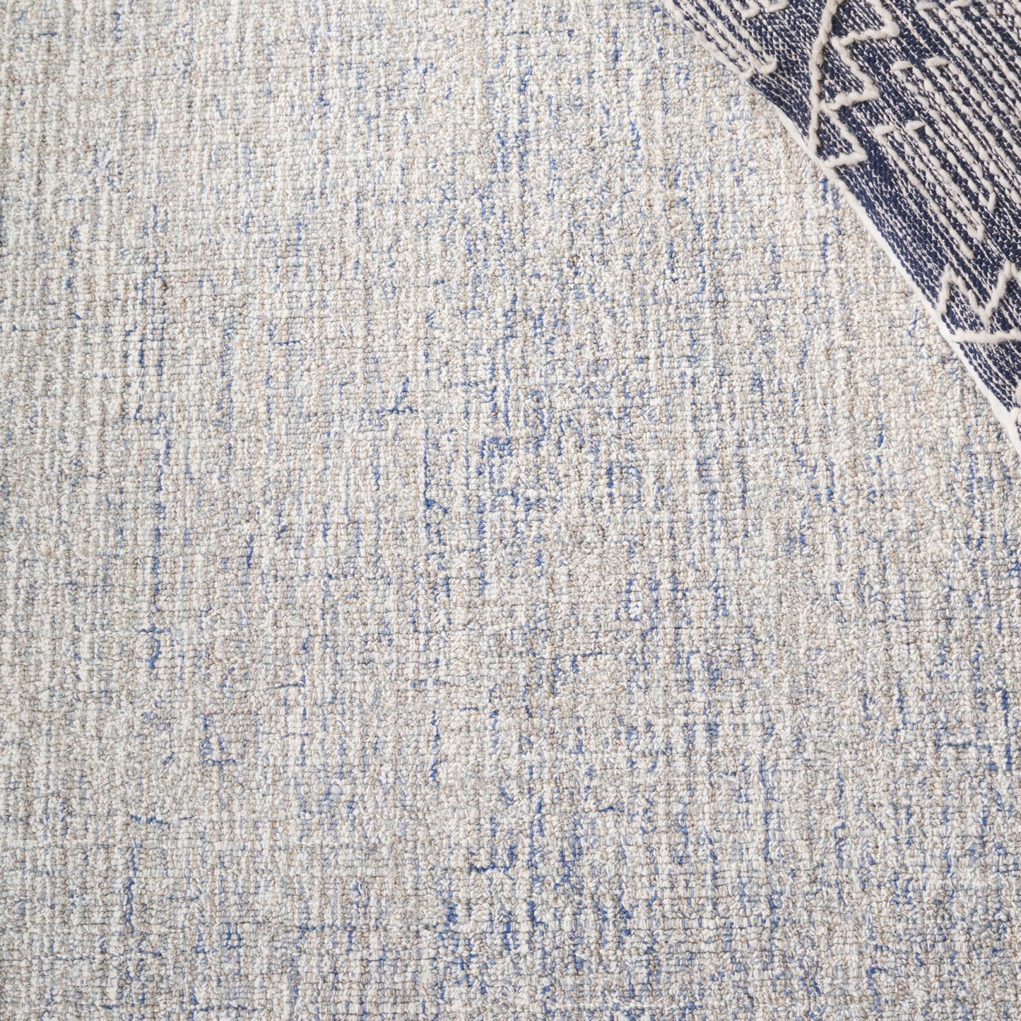 SAFAVIEH Abstract Collection Accent Rug - 4' x 6', Ivory & Blue, Handmade Wool, Ideal for High Traffic Areas in Entryway, Living Room, Bedroom (ABT471M)