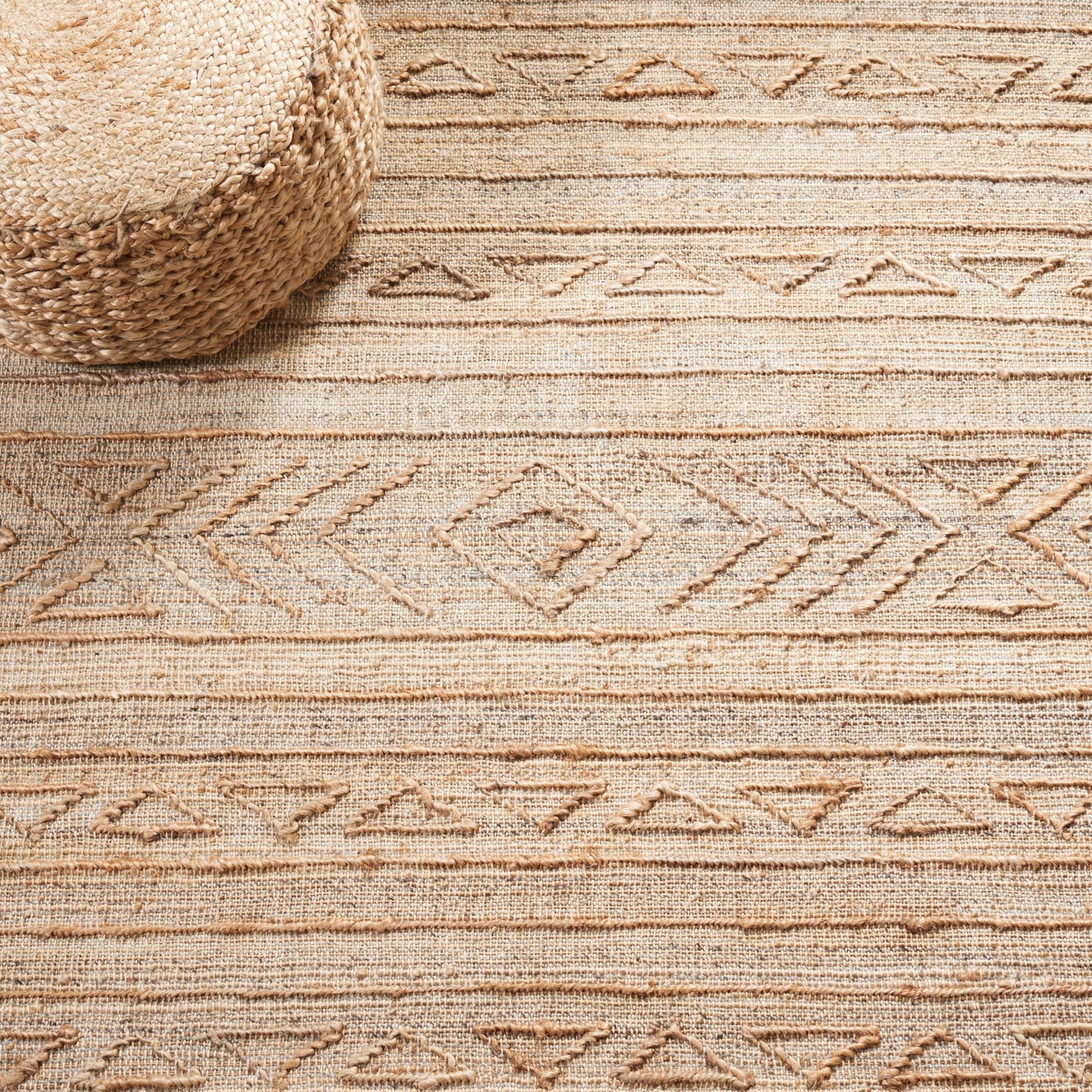 SAFAVIEH Natural Fiber Collection Accent Rug - 4' x 6', Natural, Handmade Boho Fringe Jute, Ideal for High Traffic Areas in Entryway, Living Room, Bedroom (NFB404A)