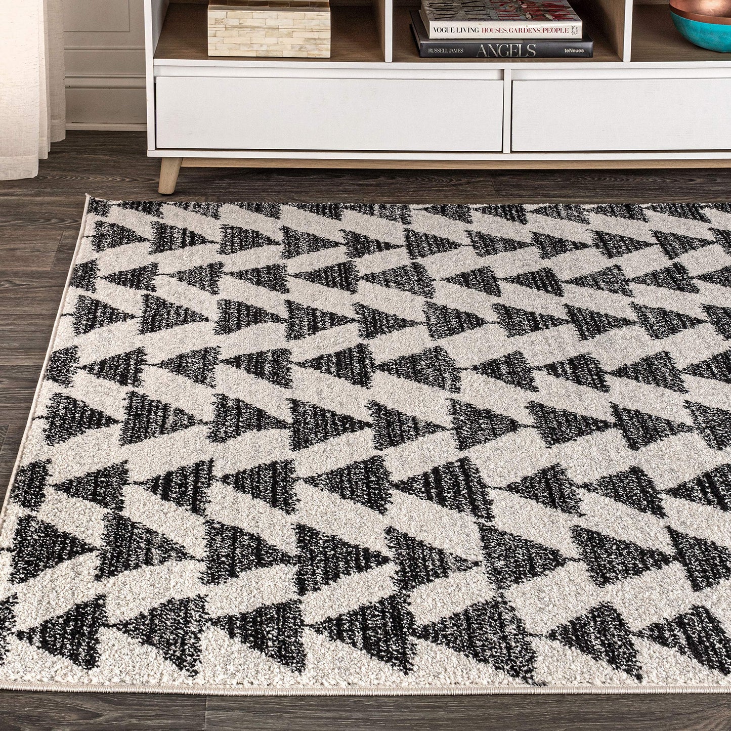 JONATHAN Y Aisha Moroccan Triangle Geometric Cream/Black Indoor Area Rug, 8x10, Contemporary, Modern, Easy-Cleaning for Living Room, Bedroom, Kitchen, Pet Friendly, Non-Shedding (MOH206A-8)