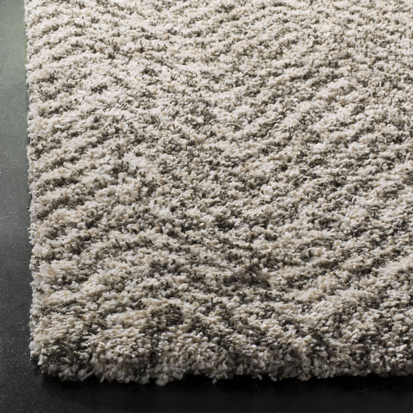 SAFAVIEH Hudson Shag Collection Area Rug - 5'1" x 7'6", Ivory & Grey, Chevron Design, Non-Shedding & Easy Care, 2-inch Thick Ideal for High Traffic Areas in Living Room, Bedroom (SGH375A)
