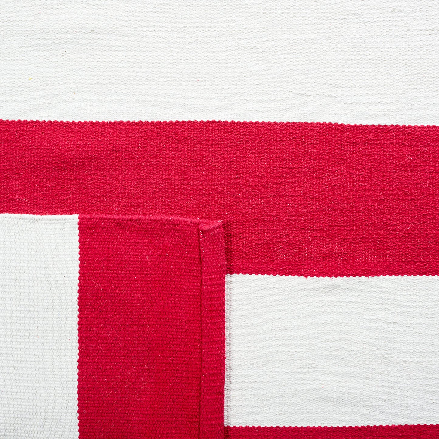 SAFAVIEH Montauk Collection Area Rug - 5' x 8', Red & Ivory, Handmade Flatweave Cotton, Woven Texture, Farmhouse Stripe Pattern, Ideal for Living Room, Bedroom, Dining Space (MTK712B)