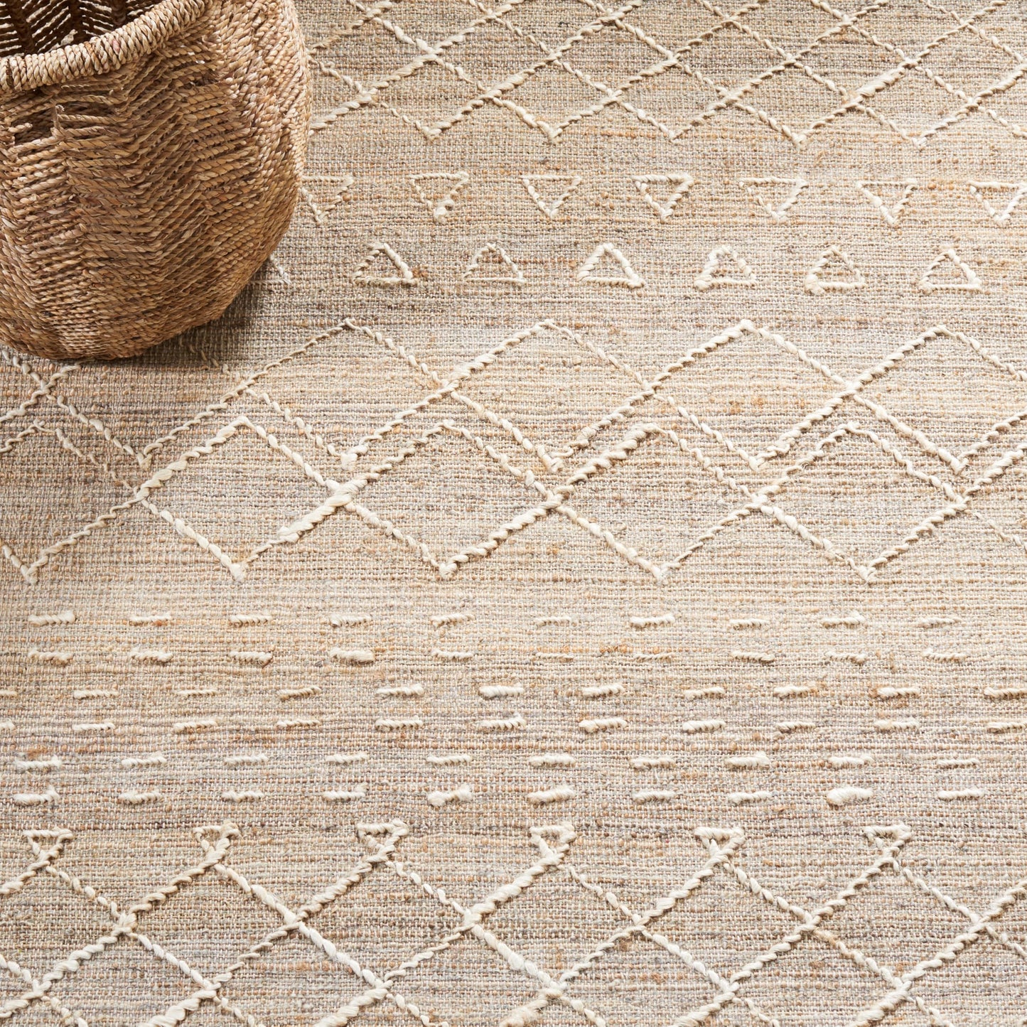 SAFAVIEH Natural Fiber Collection Accent Rug - 4' x 6', Natural & Ivory, Handmade Boho Fringe Jute, Ideal for High Traffic Areas in Entryway, Living Room, Bedroom (NFB405A)