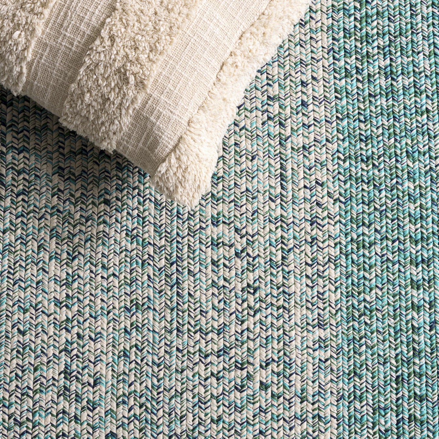 SAFAVIEH Washable Rug Outdoor Braided Collection - 4' x 6' Oval, Ivory & Turquoise, Handmade & Reversible, Non-Shedding & Easy to Clean, Ideal for Patio, Backyard, Deck, Kitchen, Mudroom (BRA220K)