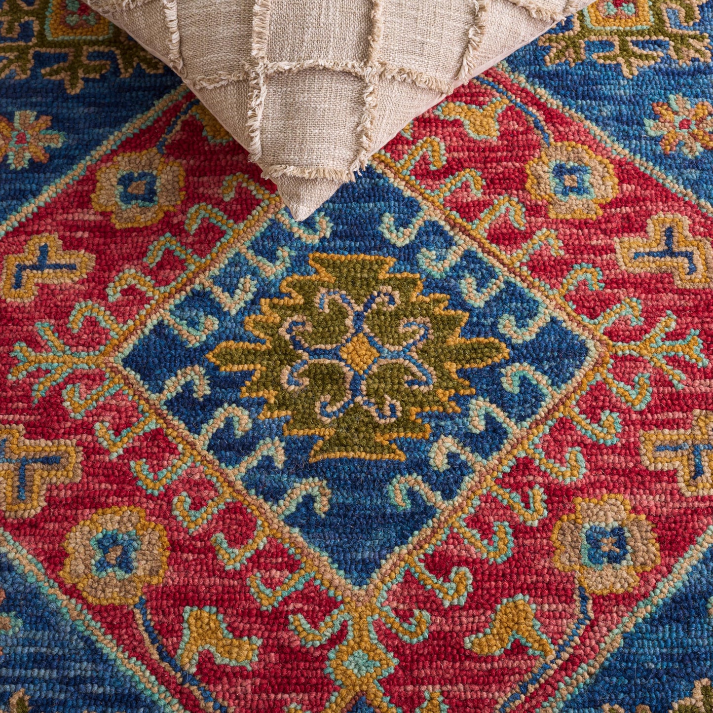 SAFAVIEH Aspen Collection Accent Rug - 2' x 3', Red & Blue, Handmade Boho Wool, Ideal for High Traffic Areas in Entryway, Living Room, Bedroom (APN523Q)